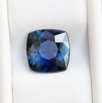 Peacock Australian Blue Sapphire 0.68 carats - STRAGEMS & JEWELS