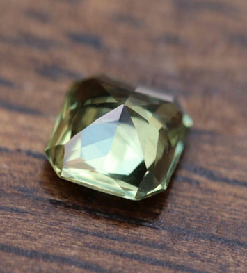 Australian Yellowish Green Sapphire 1.05 carats - STRAGEMS & JEWELS